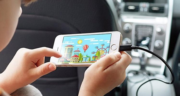 Vừa sạc pin vừa dùng điện thoại