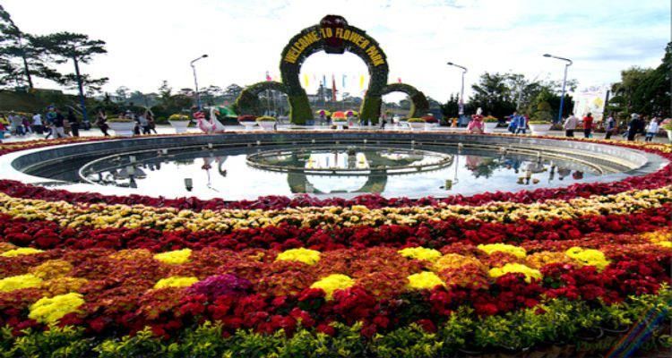 Cổng chào vườn hoa trung tâm nơi đầu tiên du khách vừa xuống xe