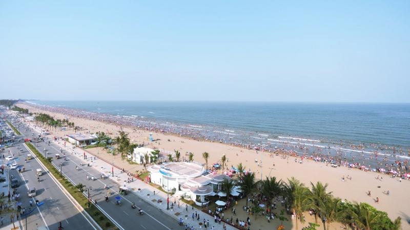Cảnh biển Hải Tiến vào một buổi sáng sớm