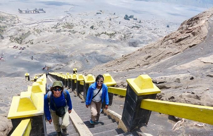 Đường lên đỉnh ngọn núi lửa Bromo
