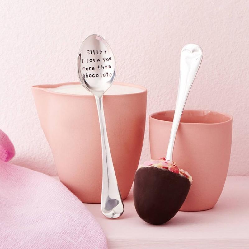 . Đặc biệt hơn nữa, món quà được tặng trong ngày này không phải là socola mà là những chiếc thìa bạc.