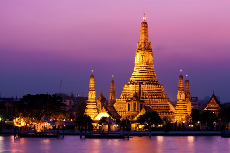 Ngôi chùa hiện lên thơ mộng cạnh dòng sông Chao Phraya