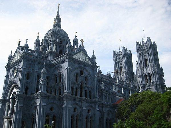 Nhà thờ Bác Trạch được trang trí với những đường nét hoa văn rất tỉ mỉ và cầu kì từ cánh hoa hay đường chỉ nhỏ nhất.