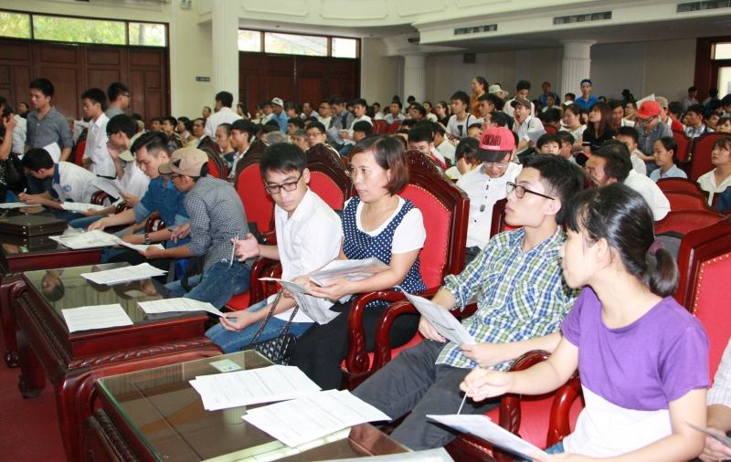 Phụ huynh và thí sinh trường Đại học Công nghệ - Đại học Quốc gia TP.HCM đến nhập học đợt 1 - Nguồn: Sưu tầm