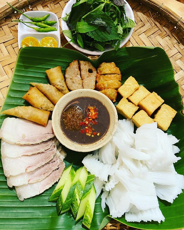 Bún đậu mắm tôm ở XìTrum Quán