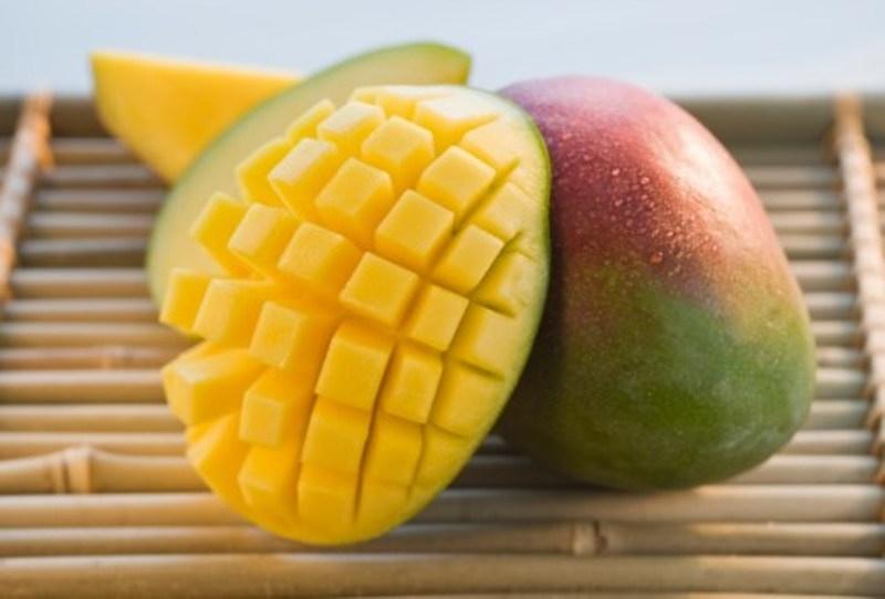 Bạn nên chọn xoài có vỏ màu vàng đều, da căng, không sần sùi và không có vết thâm tím li ti