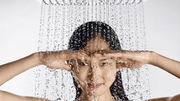 Xối nước từ trên xuống khi tắm