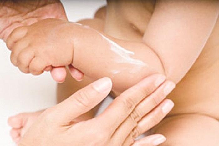 Bạn hãy chú ý đến vết sẹo sau bỏng của trẻ.