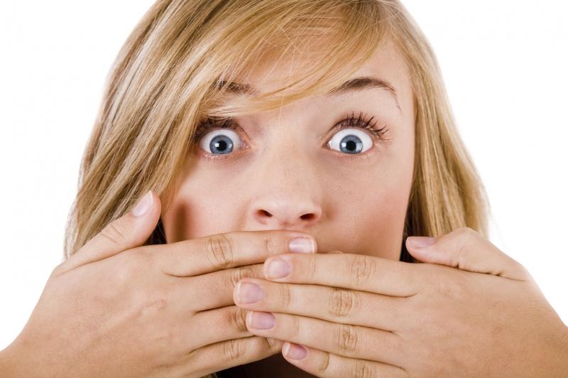 Xuất hiện mụn nước không nên hôn trẻ
