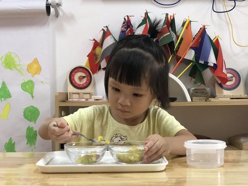 Xúc đồ vật yêu cầu trẻ phải khéo léo thả đúng vị trí
