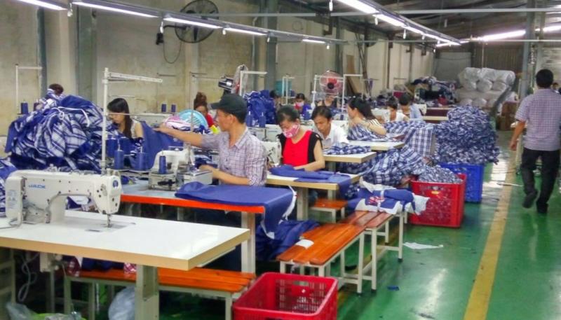 Đội ngũ nhân công lành nghề, có nhiều năm kinh nghiệm đang cần mẫn cho ra sản phẩm