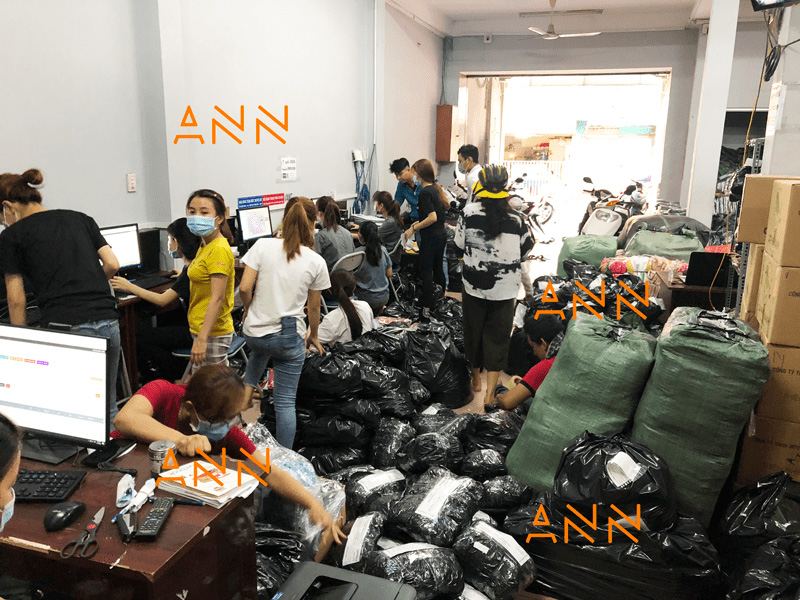 Không khí làm việc tấp nập tại Xưởng xỉ quần áo ANN