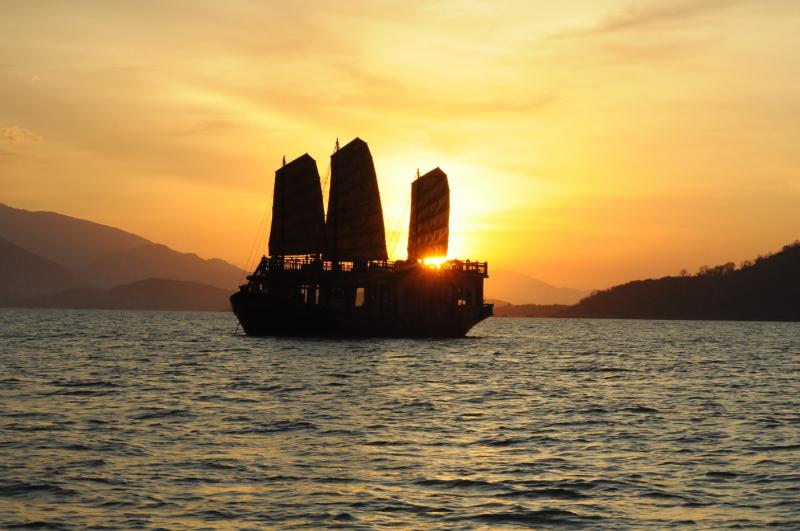 Con thuyền lênh đênh