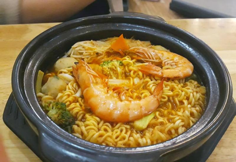 ﻿Sợi mì giòn dai đặc trưng cùng vị hải sản tươi ngon làm nên sự quyến rũ của món mì cay 7 cấp độ