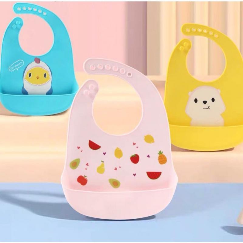 Yếm ăn dặm silicon ấm Gift Decor cho bé có máng không bám bẩn mềm nhẹ