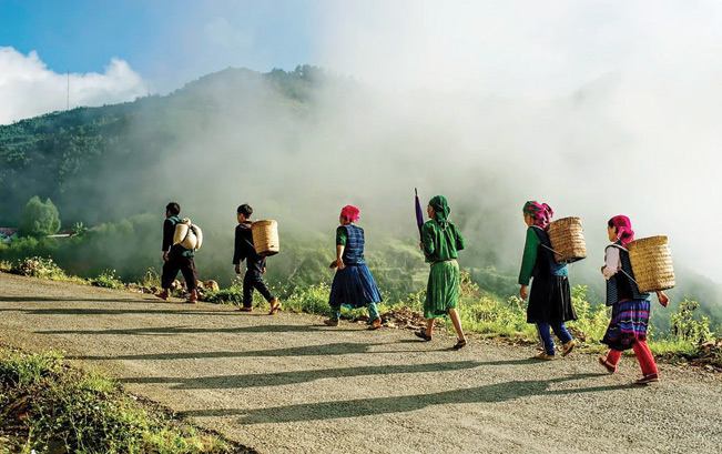 Do địa hình hiểm trở, phương tiện giao thông lạc hậu nên người dân Yên Minh chủ yếu đi bộ