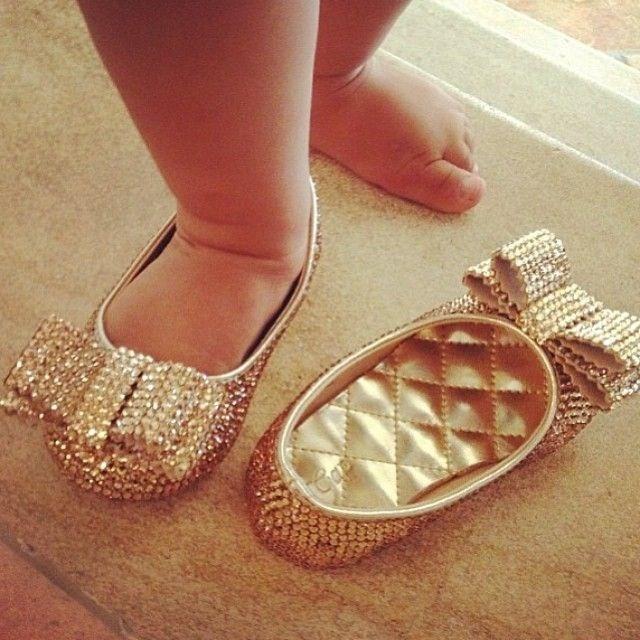 Hãy để bé đi lại một lúc trong đôi giày