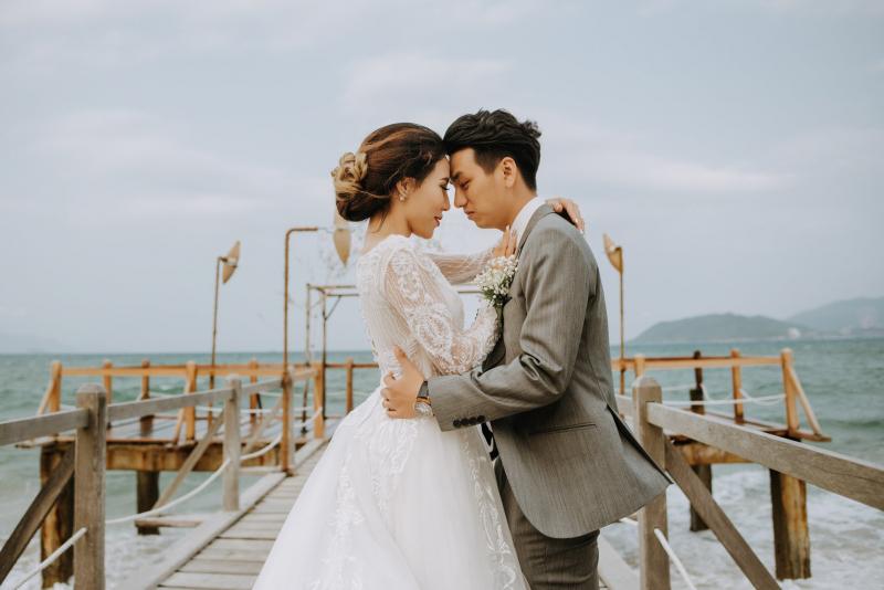 Nên yêu cầu thợ chụp ảnh cho hai bạn xem lại một số ảnh sau khi chụp bạn nhé!