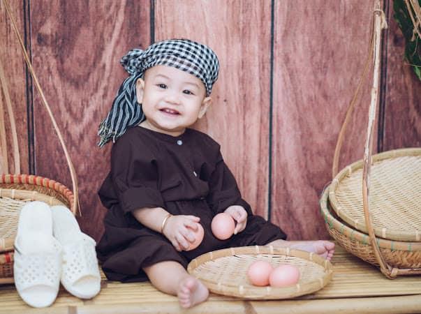 Khoảnh khắc của con vui vẻ và hạnh phúc bên concept ý nghĩa và đẹp