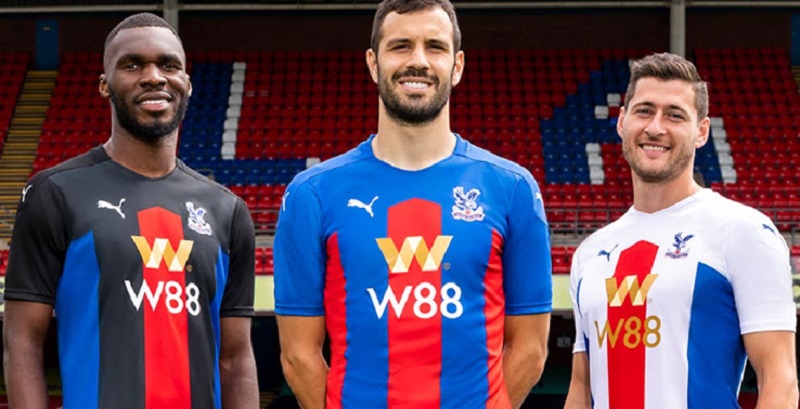 Cầu Thủ Crystal Palace Mặc Áo Đấu Có Logo W88123 Cầu Thủ Crystal Palace Mắc Áo Đấu Có Logo W88